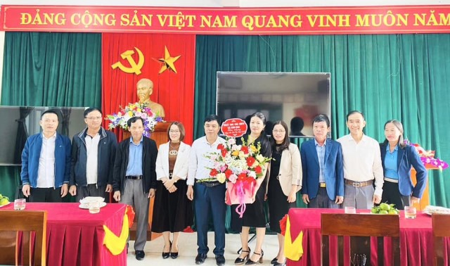 Lãnh đạo xã tặng hoa chúc mưng Ngày nhà giáo Việt Nam 20/11